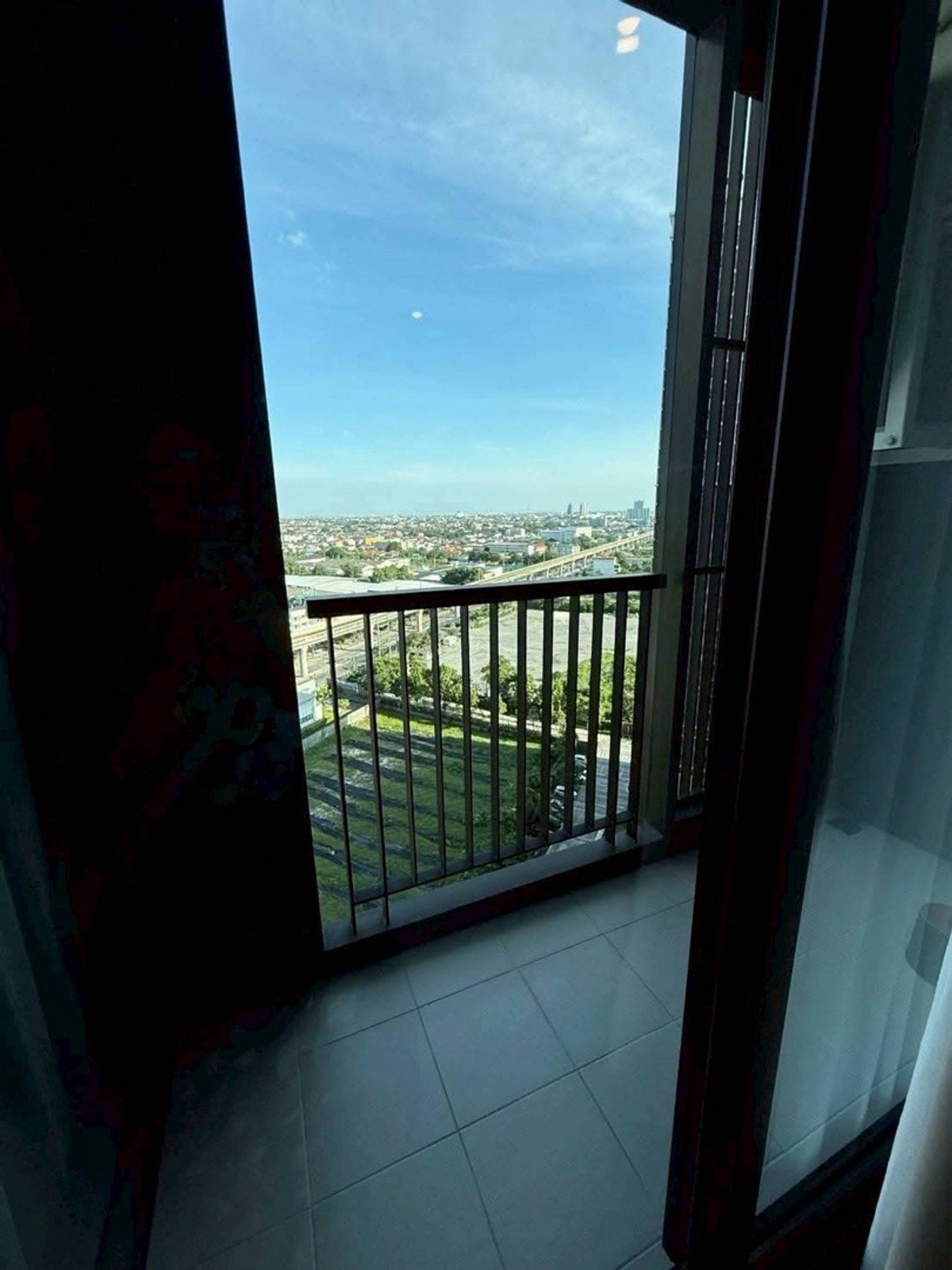 For RentCondoSamut Prakan,Samrong : Condo for rent next to BTS Aspire Erawan Prime, 17th floor, open city view, size 35 sq m, 1 large bedroom, price 15,000 baht.