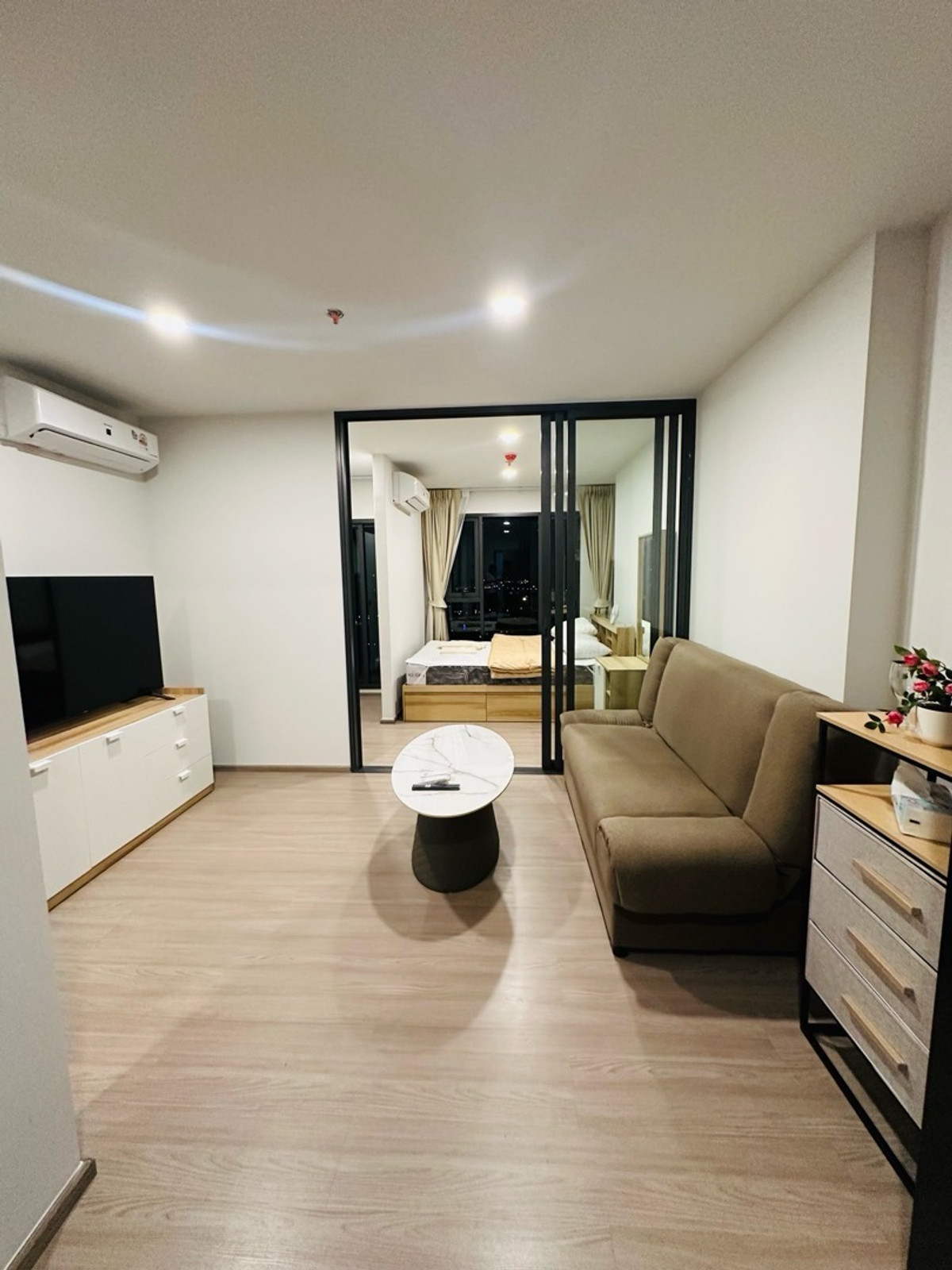For RentCondoKhlongtoei, Kluaynamthai : Condo: Aspire Sukhumvit-Rama 4 (for rent) 17,000เท่านั้น🔥🔥 โครงการใหม่ใจกลางพระโขนง ห้องใหม่ยังไม่เคยปล่อยเช่า🥳🧲
Location : BTS Phra Khanong
Floor : 18
Size : 31.42SQM
Type : 1Bedroom 1Bathroom 
Rent Price : 17,000/month 1 year lease contract

สถานที่