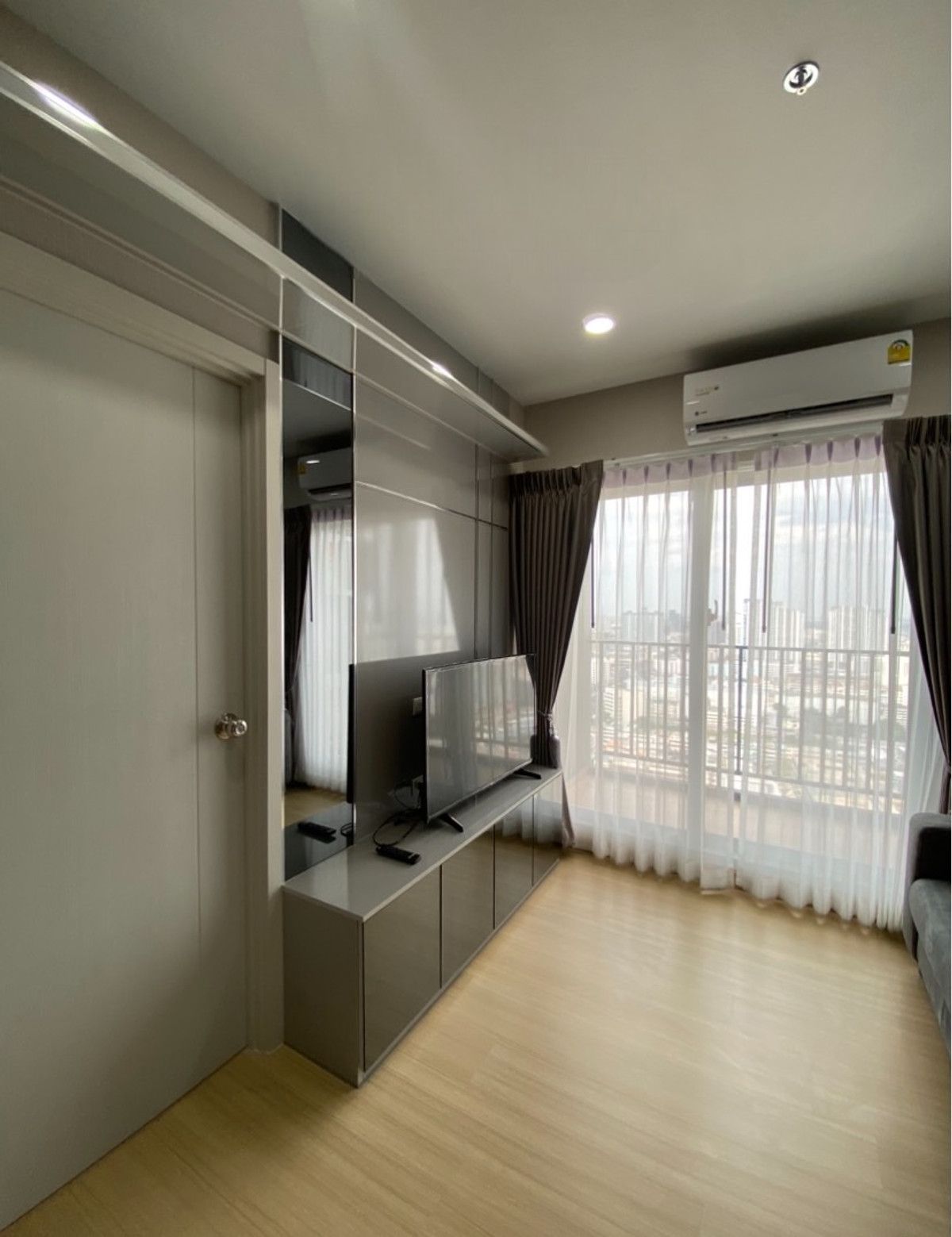 For RentCondoRamkhamhaeng, Hua Mak : 📢for rent Supalai Veranda Ramkhamhaeng 📍Next to 2 main roads (Ramkhamhaeng-Hua Mak) next to the Orange Line. Rajamangala Station and ARL Ramkhamhaeng