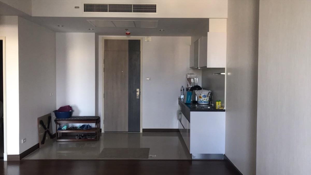 For RentCondoSathorn, Narathiwat : Condo, 8th floor, fully furnished, beautifully decorated, for rent in Sathorn-Charoenrat area. Near Terminal 21 Rama 3, only 2.2 km.