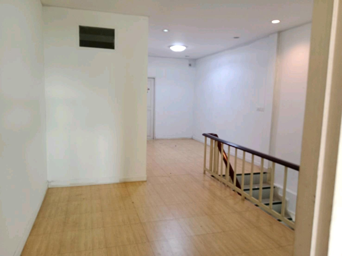 For RentShop HousePhutthamonthon, Salaya : HR3046 4-storey commercial building for rent (2 units hit through) in Salaya area, suitable for an office, trading, tutoring institute.