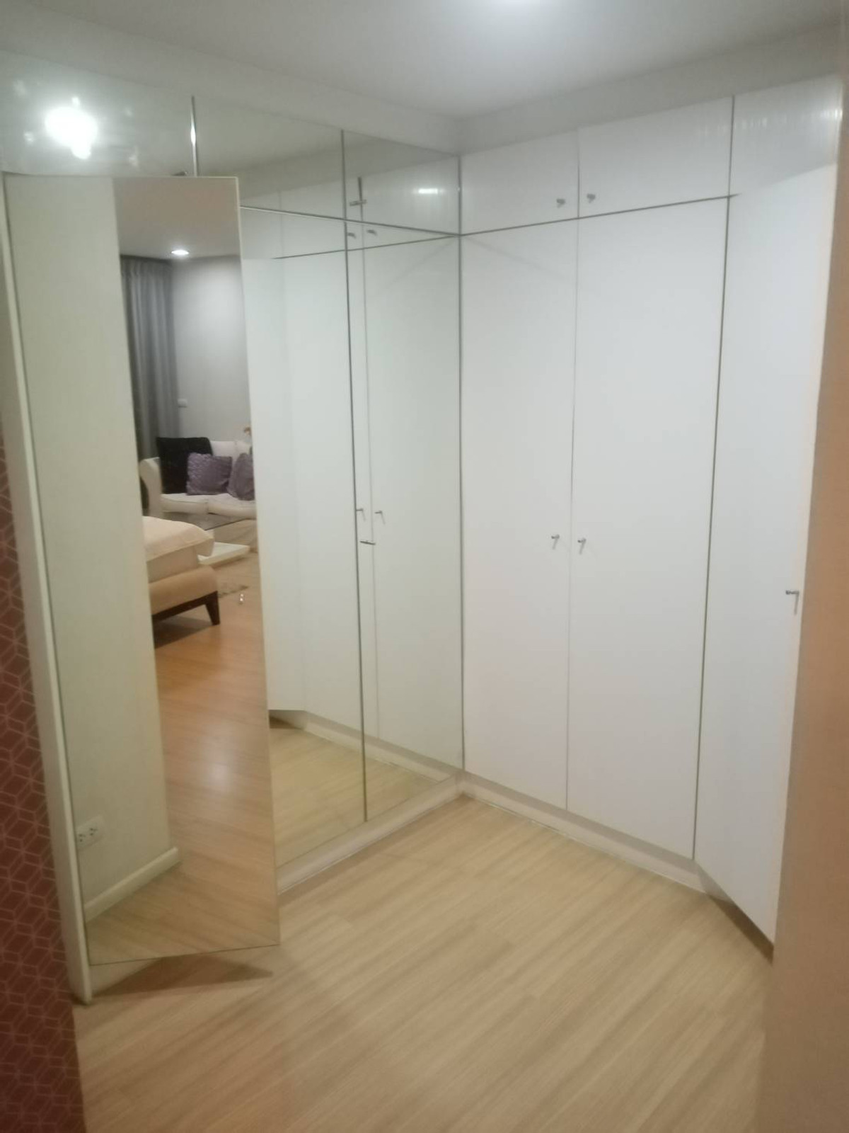 ให้เช่าคอนโดวิทยุ ชิดลม หลังสวน : Renova Residence 80 sq.m. Please add LINE ID @806qphgn o8415o5483 