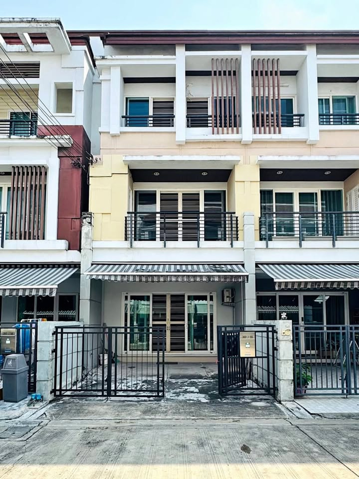 For RentTownhomeYothinpattana,CDC : HR3038 3-story townhome for rent, Baan Klang Muang Urbanion, Rama 9-Lat Phrao, Soi Lat Phrao 84, suitable for living.