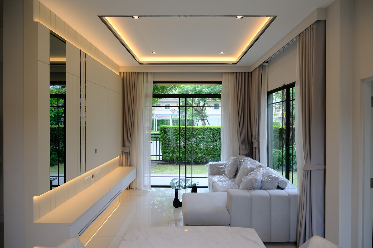 For SalePathum Thani,Rangsit, Thammasat : 95363 - HOT PRICE ! Beautiful house, new condition, zone in front of the park. Ready to decorate with built-ins throughout the house, fully furnished, ready to move in immediately.