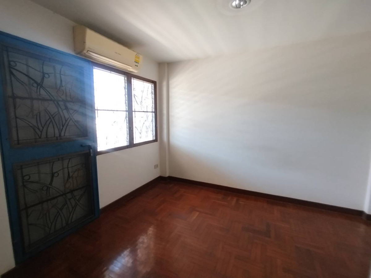 For SaleTownhomePathum Thani,Rangsit, Thammasat : Townhouse for sale Thanatcha Village, Bang Luang, Pathum Thani, 22 sq m.