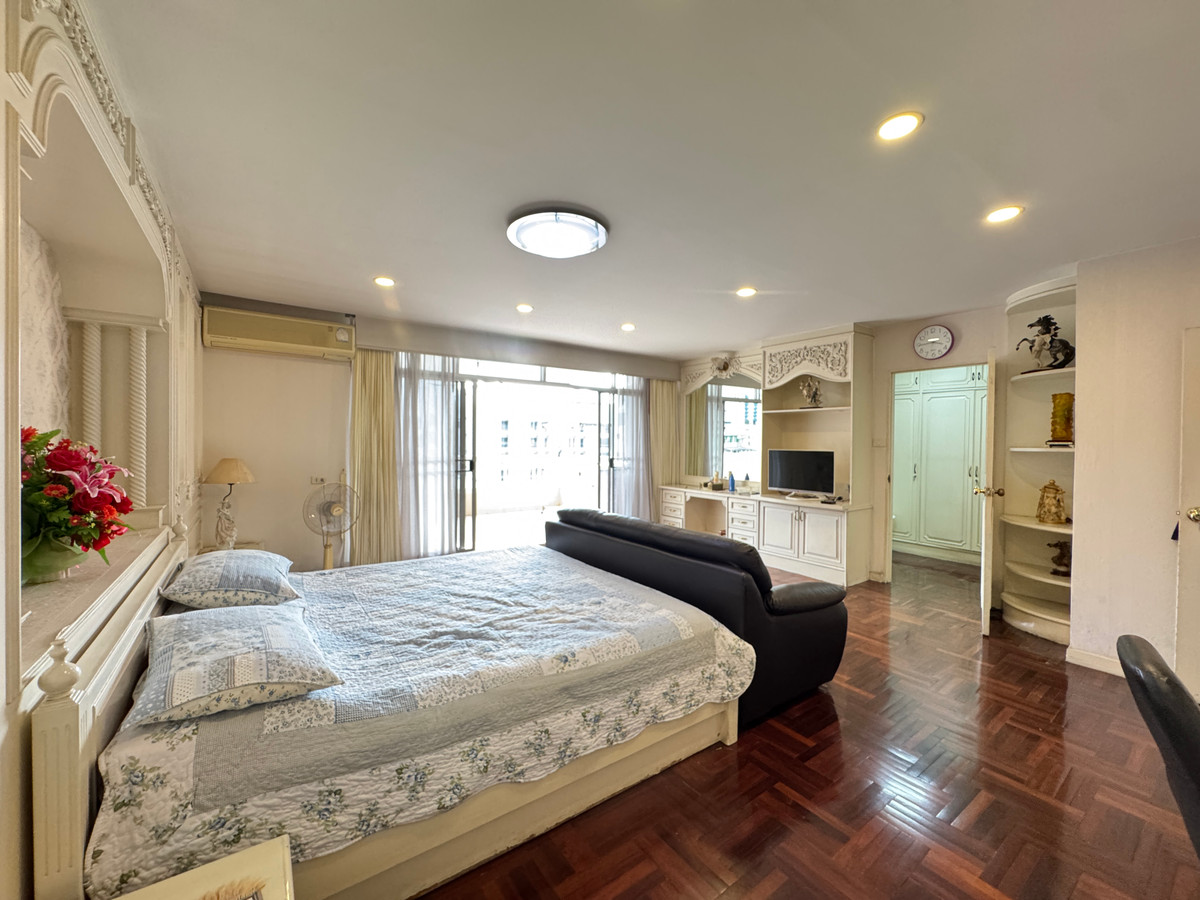 For SaleCondoSukhumvit, Asoke, Thonglor : for sale 🏙️ near bts asoke 🚆 and mrt sukhumvit 🚇 modern-designed unit ✨ fully furnished and move-in ready 🛋️ excellent connectivity 🚗💨 perfect for both own stay and rental investment 💼🏡