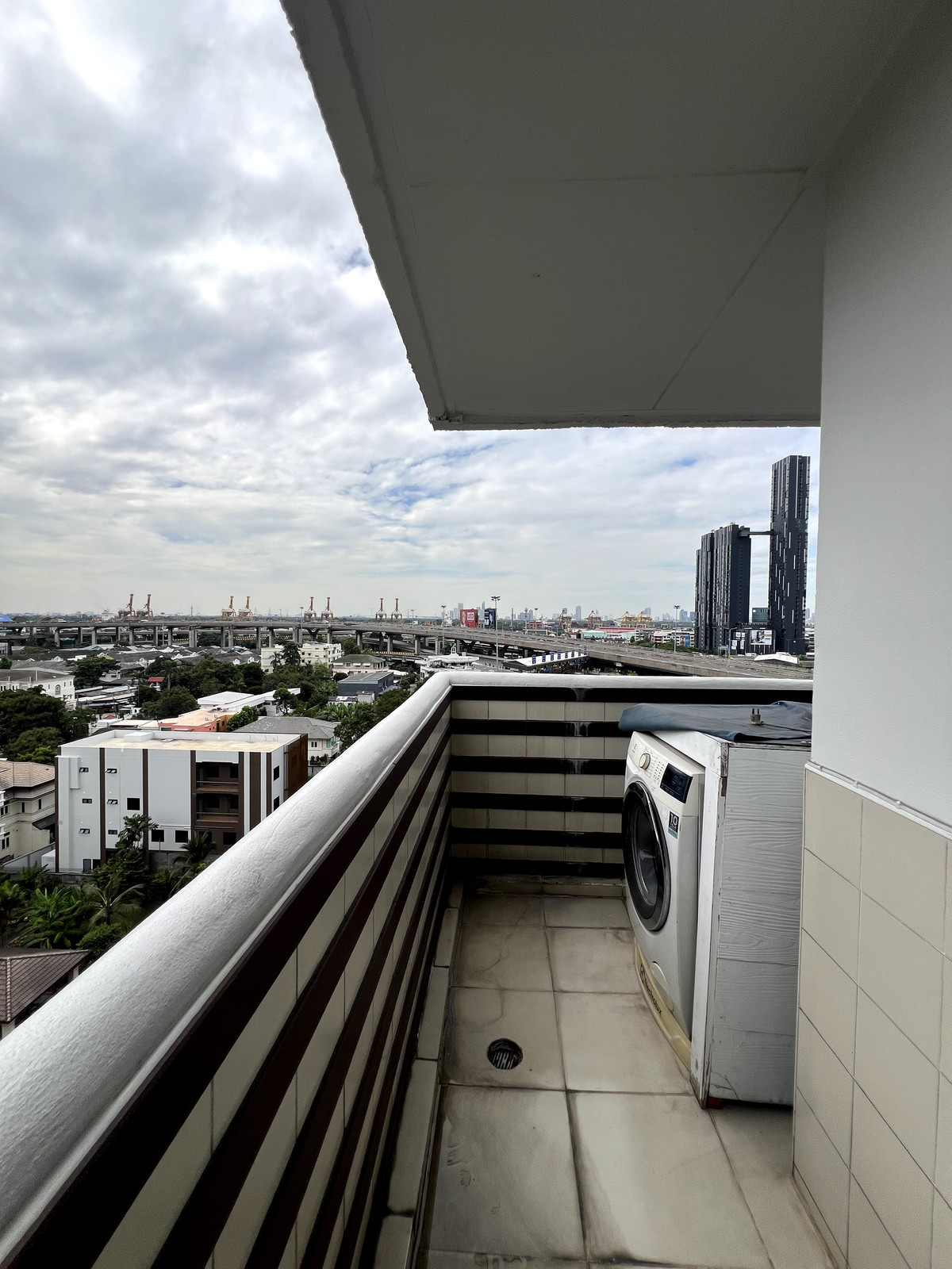 For RentCondoOnnut, Udomsuk : P-2873 For rent!! The Roof Garden Condo, ready to move in, near BTS On Nut.