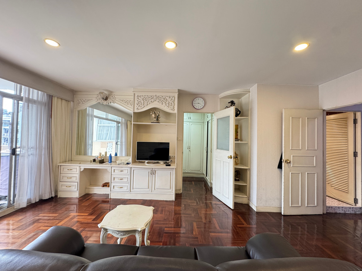 For SaleCondoSukhumvit, Asoke, Thonglor : for sale 🏙️ near bts asoke 🚆 and mrt sukhumvit 🚇 modern-designed unit ✨ fully furnished and move-in ready 🛋️ excellent connectivity 🚗💨 perfect for both own stay and rental investment 💼🏡