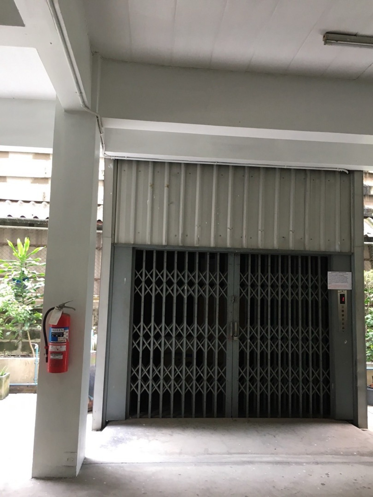 For RentOfficeBangna, Bearing, Lasalle : For rent, 5-story office with warehouse, lots of parking, located in Bangna Km. 3, good location, near industrial estates and expressway.