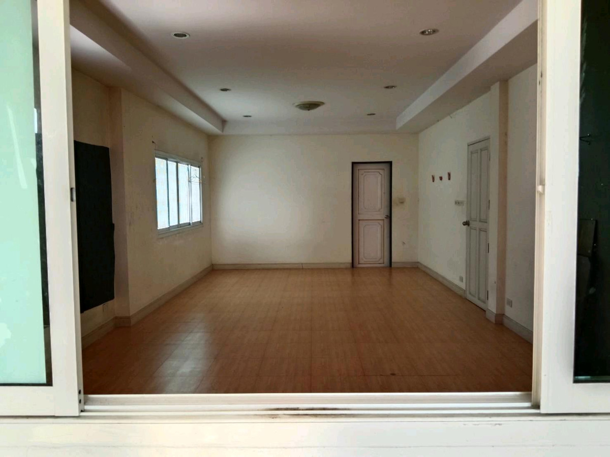 For RentShop HousePhutthamonthon, Salaya : HR3046 4-storey commercial building for rent (2 units hit through) in Salaya area, suitable for an office, trading, tutoring institute.