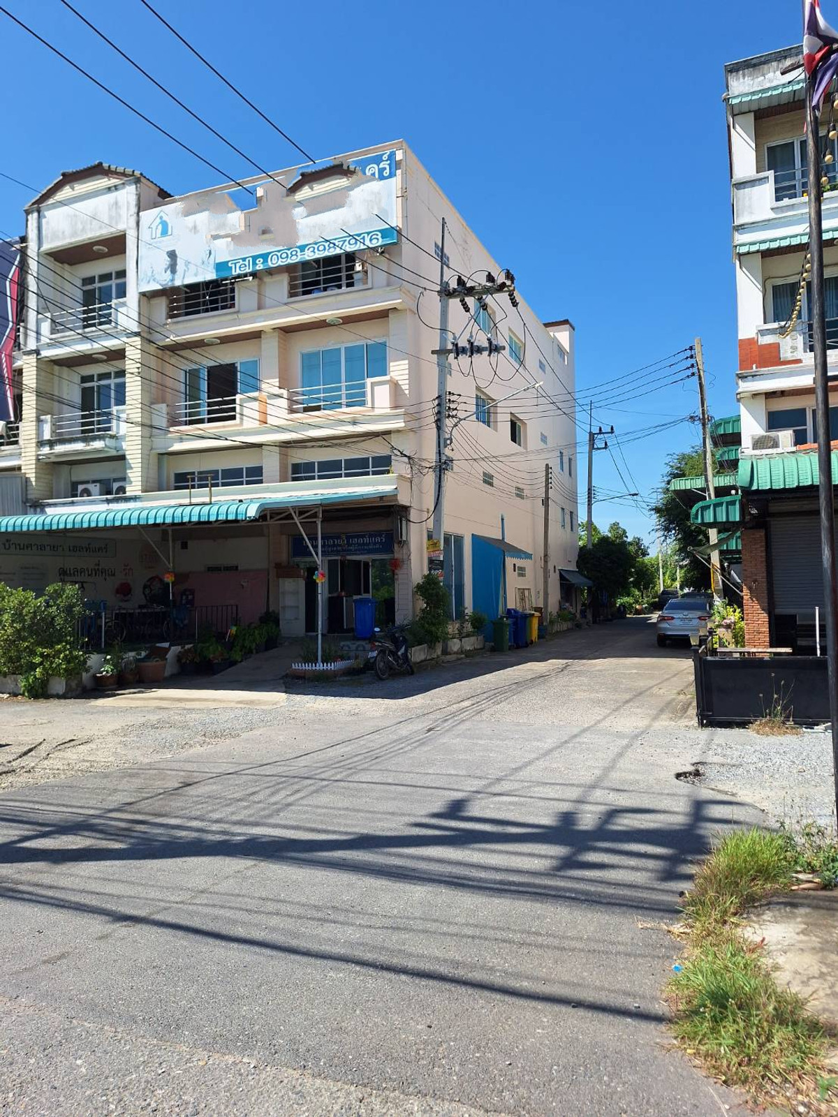 For RentShop HousePhutthamonthon, Salaya : HR3046 4-storey commercial building for rent (2 units hit through) in Salaya area, suitable for an office, trading, tutoring institute.