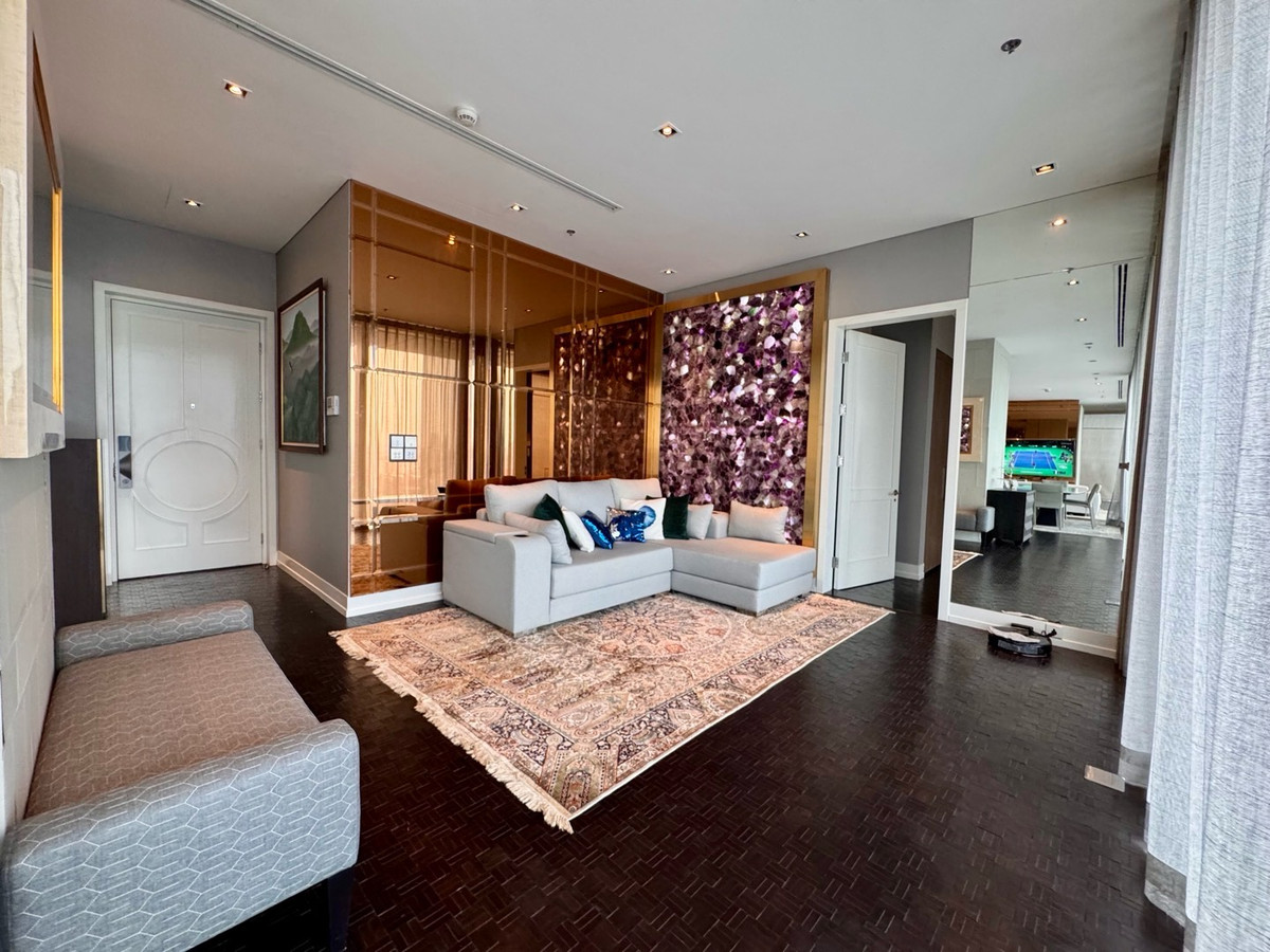 ให้เช่าคอนโดสาทร นราธิวาส : 📢👇 เรสซิเดนซ์หรูระดับอัลตร้า ลักชัวรี พร้อมวิวเมืองสวยงาม ตกแต่งสไตล์โมเดิร์น และบริการระดับโรงแรม 5 ดาว
ตอบโจทย์การอยู่อาศัยอย่างมีระดับ ใจกลางกรุงเทพฯ เดินถึงร้านอาหารดัง แหล่งช้อปปิ้ง และโซนธุรกิจสำคัญได้สะดวก
ห้องตกแต่งครบ พร้อมเข้าอยู่ทันที