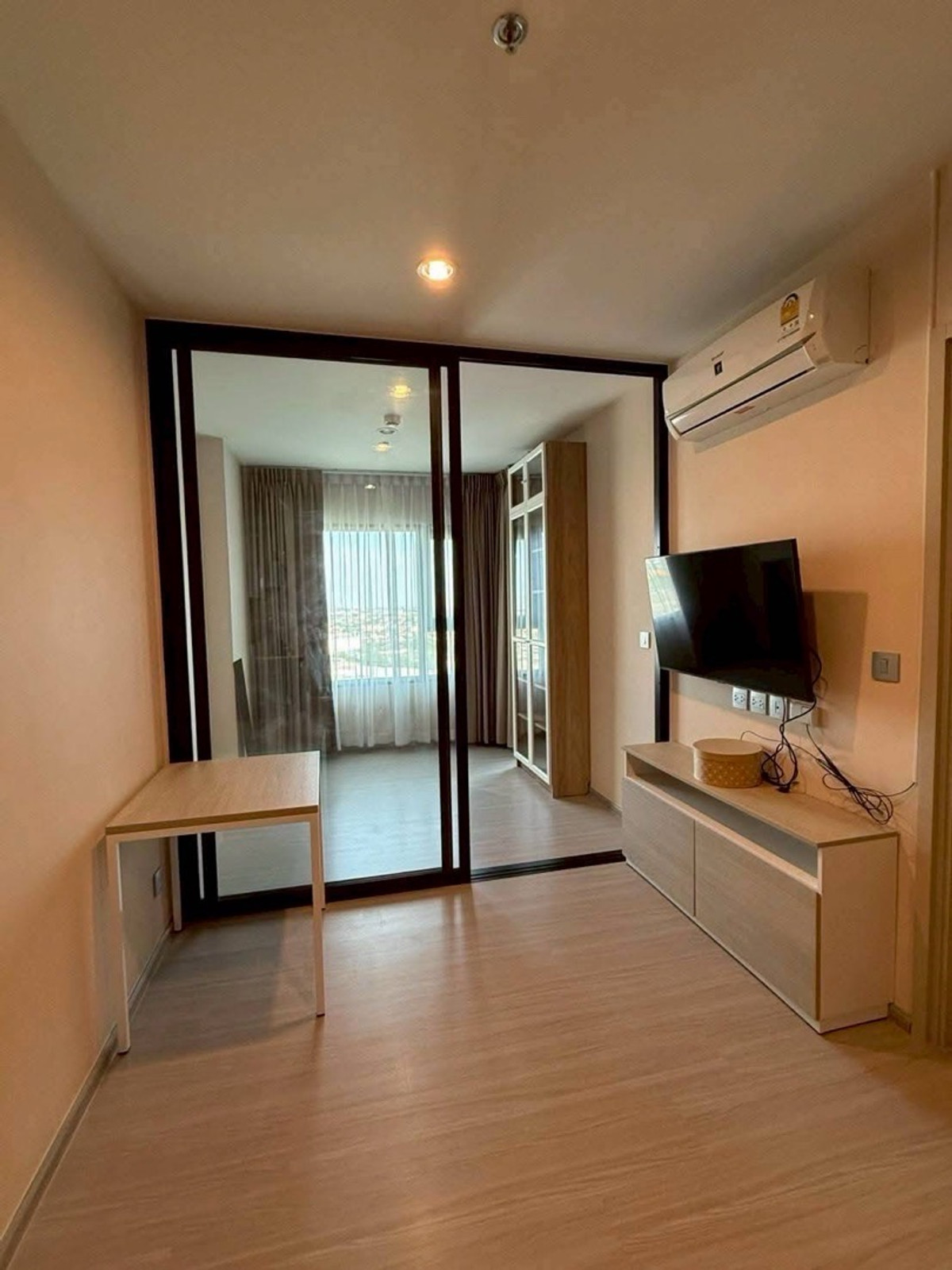 For RentCondoSamut Prakan,Samrong : Condo for rent next to BTS Aspire Erawan Prime, 17th floor, open city view, size 35 sq m, 1 large bedroom, price 15,000 baht.