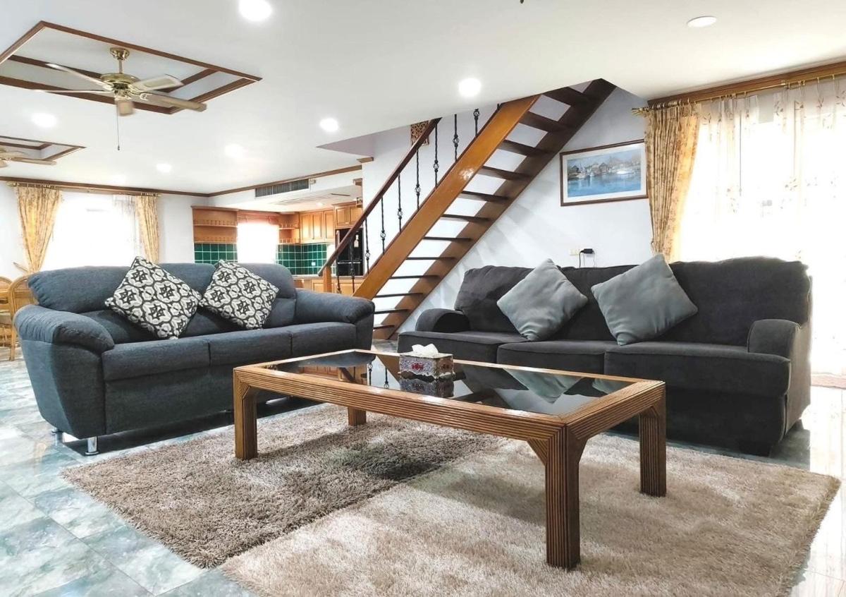 ขายบ้านพัทยา บางแสน ชลบุรี สัตหีบ : 🔥ขายด่วน🔥บ้านพลูวิวล่า 3 ห้องนอน 4 ห้องน้ำ ใกล้โรงพยาบาลกรุงเทพพัทยา / เดิน 5 นาทีถึงเทอร์มินอล 21 (พัทยาตะวันออก)