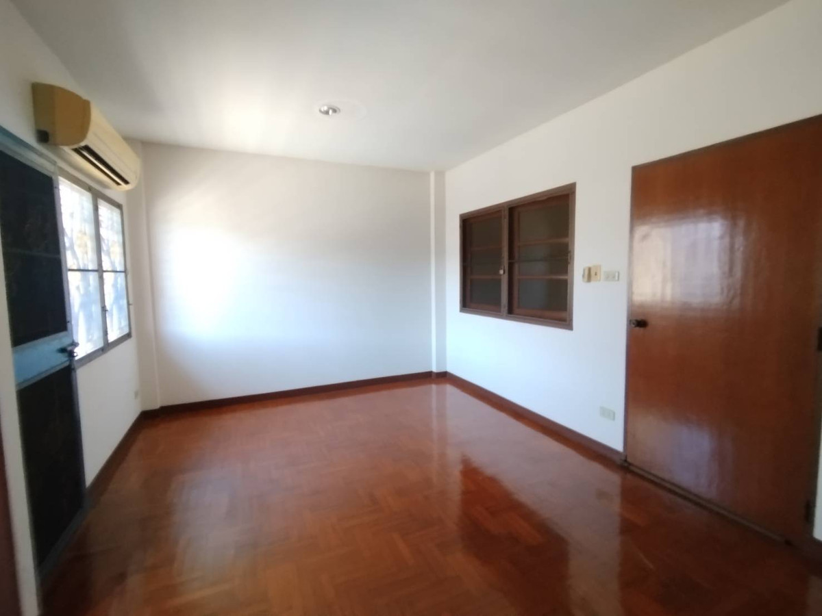 For SaleTownhomePathum Thani,Rangsit, Thammasat : Townhouse for sale Thanatcha Village, Bang Luang, Pathum Thani, 22 sq m.