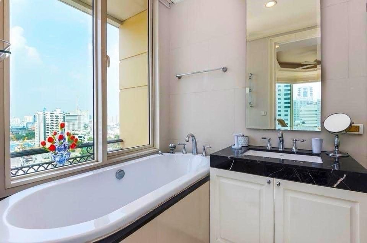 For RentCondoSukhumvit, Asoke, Thonglor : 📢👇Available June 26 Luxury place to live at Royce Private Residences Sukhumvit 31, fully furnished, private lift with large balcony unblocked sunset view, located in Em district area 