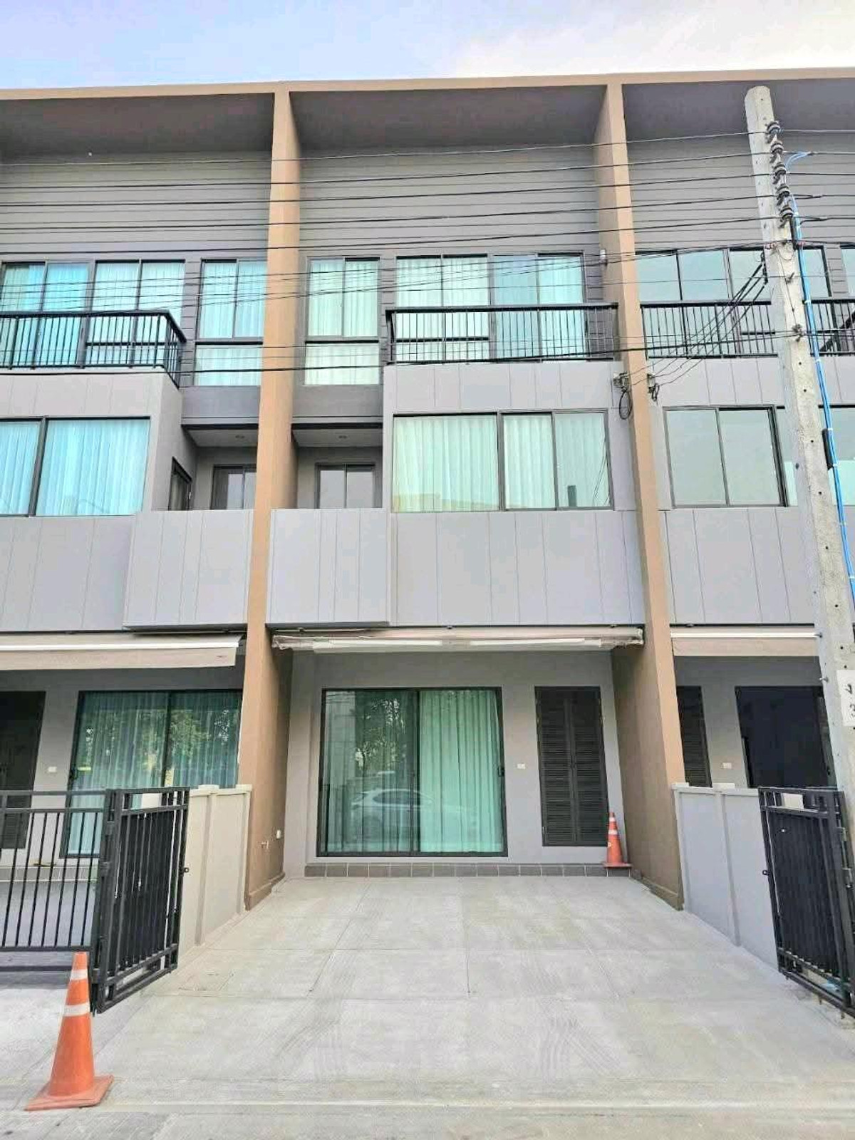 For RentTownhome : ปล่อยเช่า ทาวน์โฮม 3 ชั้น ขนาดใหญ่ 20 ตารางวา หน้าบ้านถนนกว้าง สัญจรสะดวก  ใกล้ทางด่วน เดินทางสะดวก 🏡โครงการ บ้านกลางเมือง พระราม9 - กรุงเทพกรีฑา  ค่าเช่าเพียง 45,000 บาท/เดือน