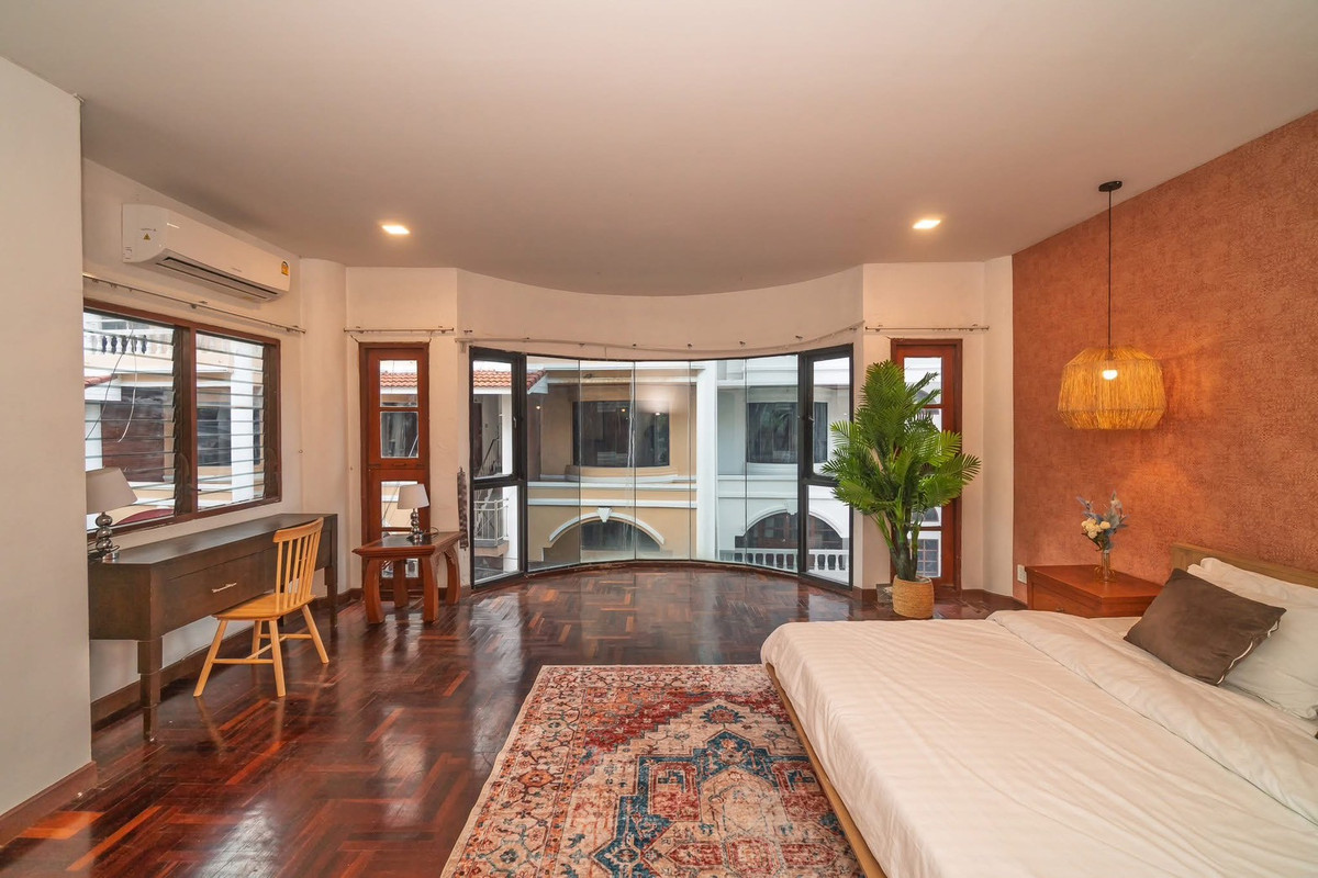 For RentTownhomeSukhumvit, Asoke, Thonglor : Luxury townhome for rent, Tropical House - Thonglor Soi 25, 5-story townhome, 5 bedrooms, 5 bathrooms, in the heart of Thonglor. With a private rooftop designed by the architect. Fully furnished, area 400 sq m. Line: @Kinglandcondo