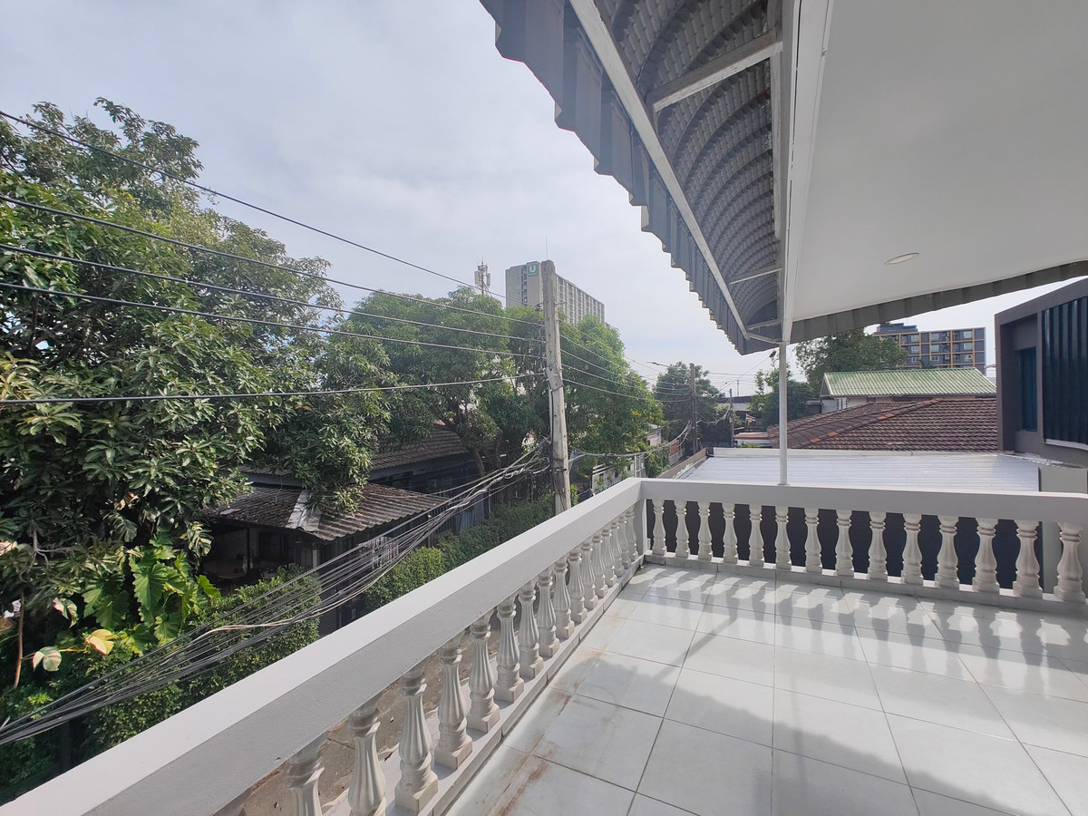 For RentTownhomeRamkhamhaeng, Hua Mak : 2-storey semi-detached house, can be rented/rented separately, can be used as a residence, office, 2-3 bedrooms, 2 bathrooms, MRT Yellow Line, surrounding windows with balcony, good location.