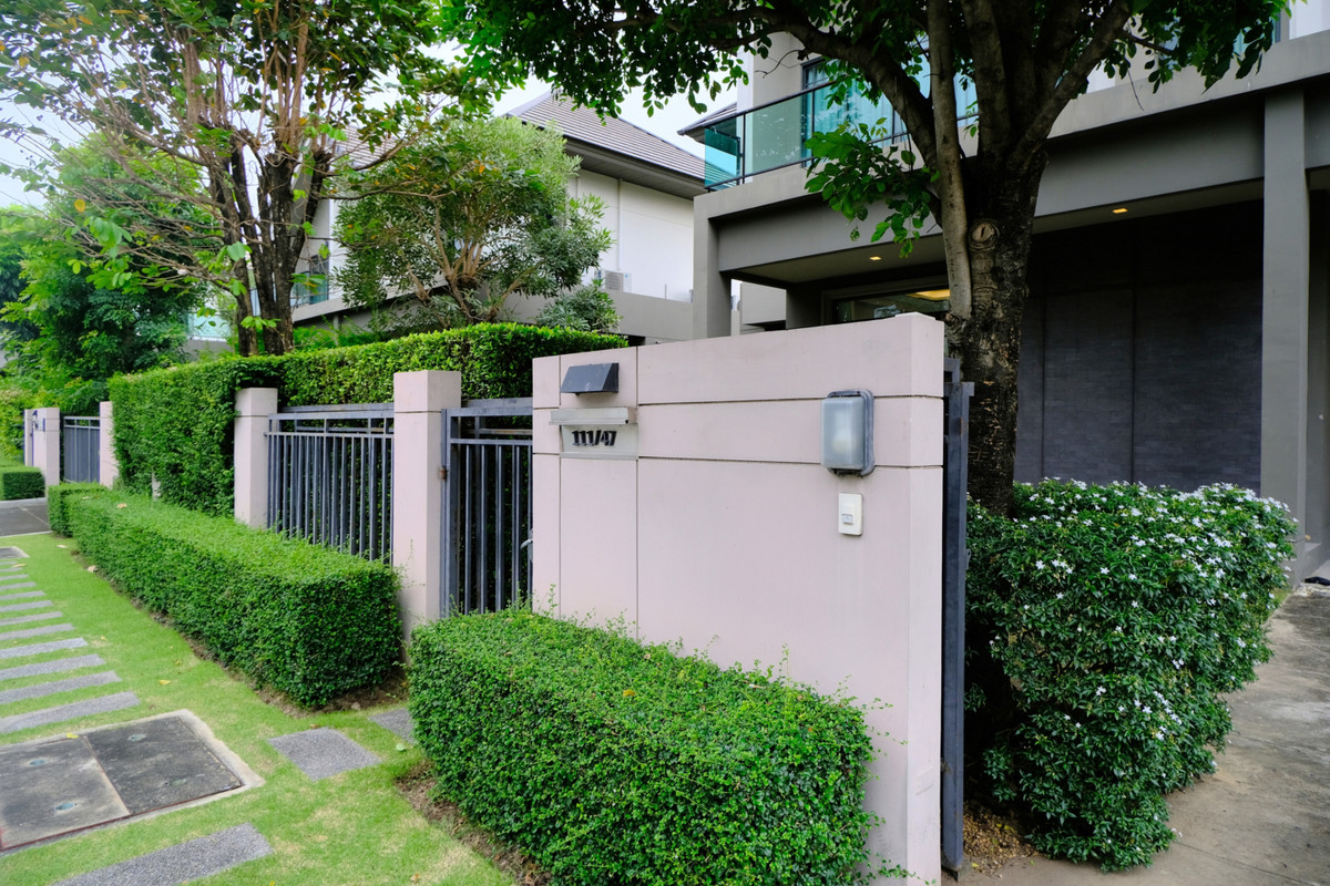 For SalePathum Thani,Rangsit, Thammasat : 95363 - HOT PRICE ! Beautiful house, new condition, zone in front of the park. Ready to decorate with built-ins throughout the house, fully furnished, ready to move in immediately.