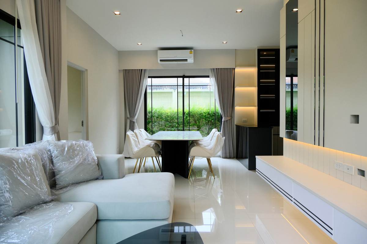 For SalePathum Thani,Rangsit, Thammasat : 95363 - HOT PRICE ! Beautiful house, new condition, zone in front of the park. Ready to decorate with built-ins throughout the house, fully furnished, ready to move in immediately.