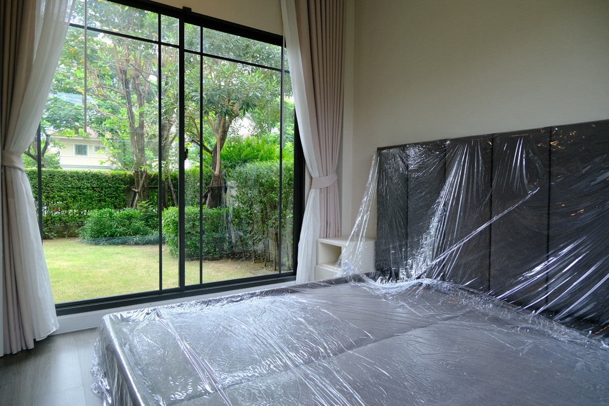 For SalePathum Thani,Rangsit, Thammasat : 95363 - HOT PRICE ! Beautiful house, new condition, zone in front of the park. Ready to decorate with built-ins throughout the house, fully furnished, ready to move in immediately.