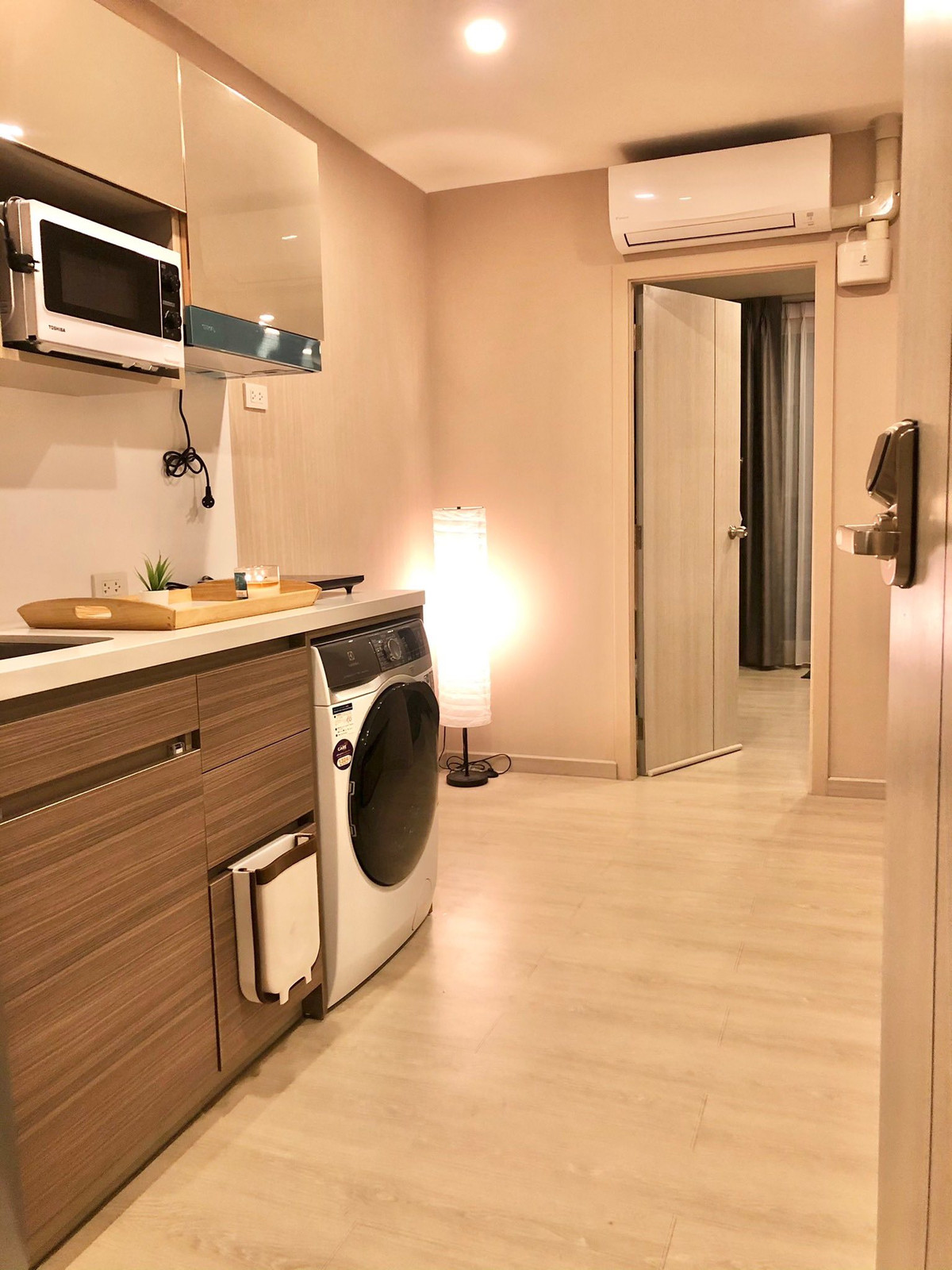 For RentCondoLadprao, Central Ladprao : Condo for rent, has everything, just bring your clothes and move in. In the middle of Ladprao Intersection, its convenient to go anywhere. If youre hungry, just go to the Elegant Ladprao department store. 0896620022