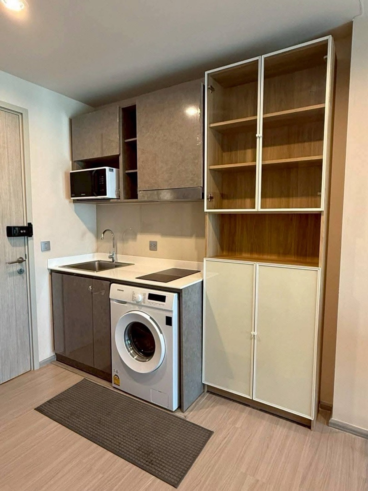 For RentCondoSamut Prakan,Samrong : Condo for rent next to BTS Aspire Erawan Prime, 17th floor, open city view, size 35 sq m, 1 large bedroom, price 15,000 baht.