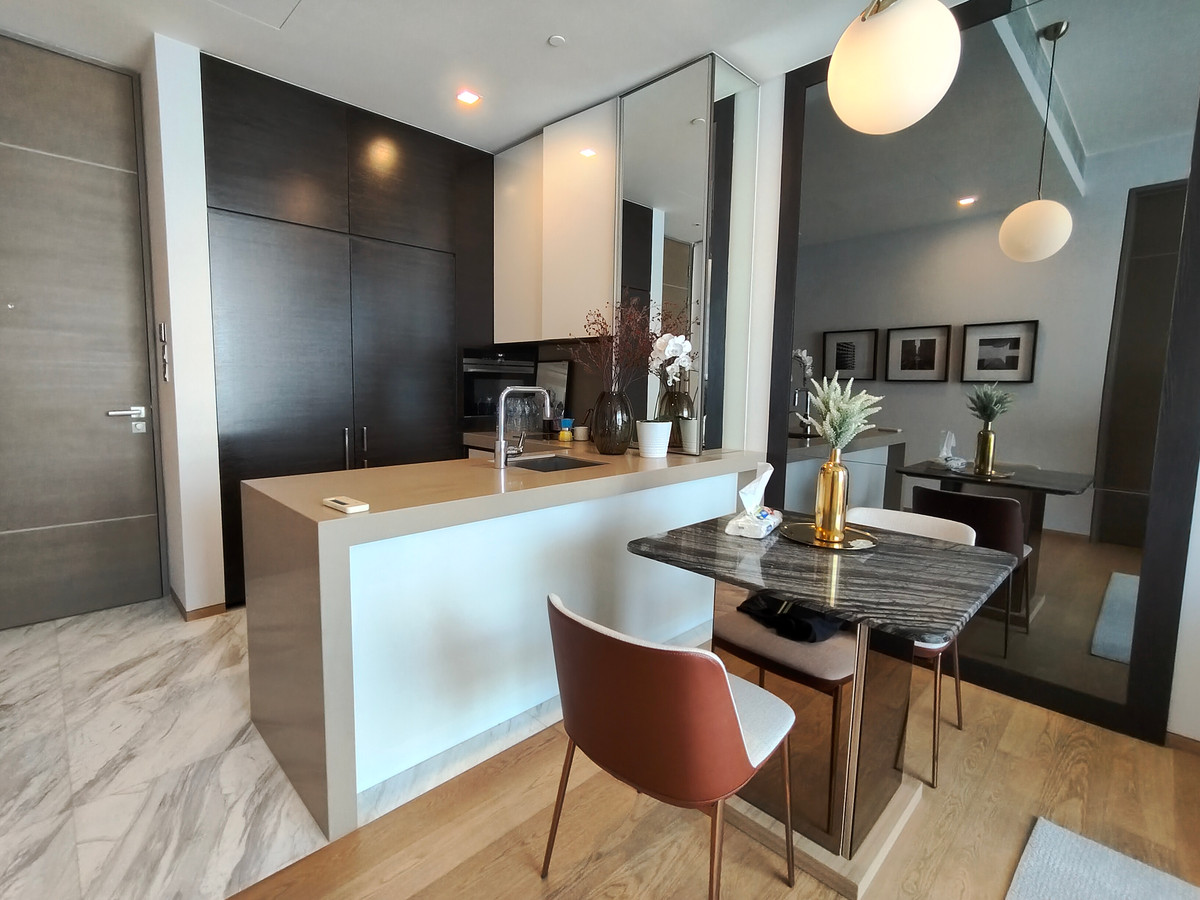 For RentCondoSilom, Saladaeng, Bangrak : Luxury 1-Bedroom Condo for Rent at Saladaeng One, Prime Location