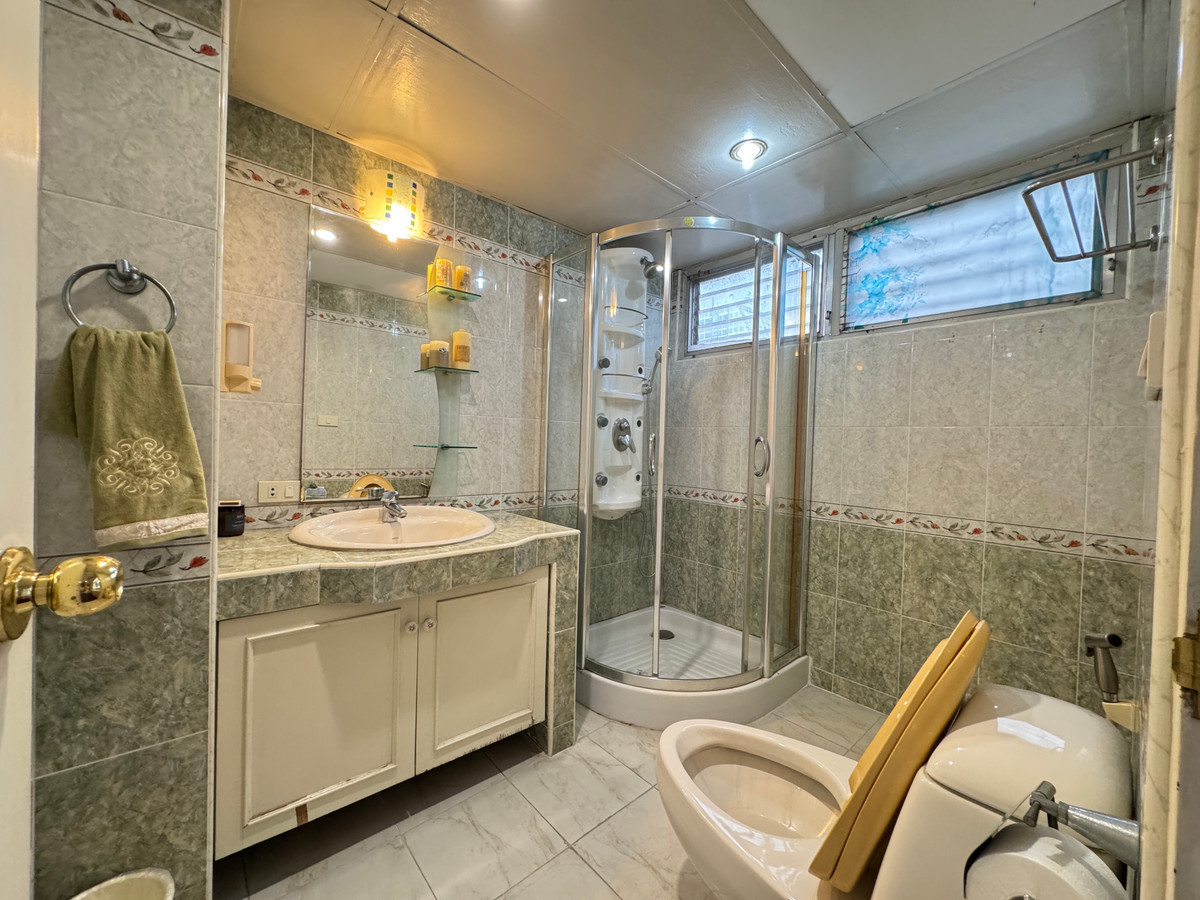 For SaleCondoSukhumvit, Asoke, Thonglor : for sale 🏙️ near bts asoke 🚆 and mrt sukhumvit 🚇 modern-designed unit ✨ fully furnished and move-in ready 🛋️ excellent connectivity 🚗💨 perfect for both own stay and rental investment 💼🏡