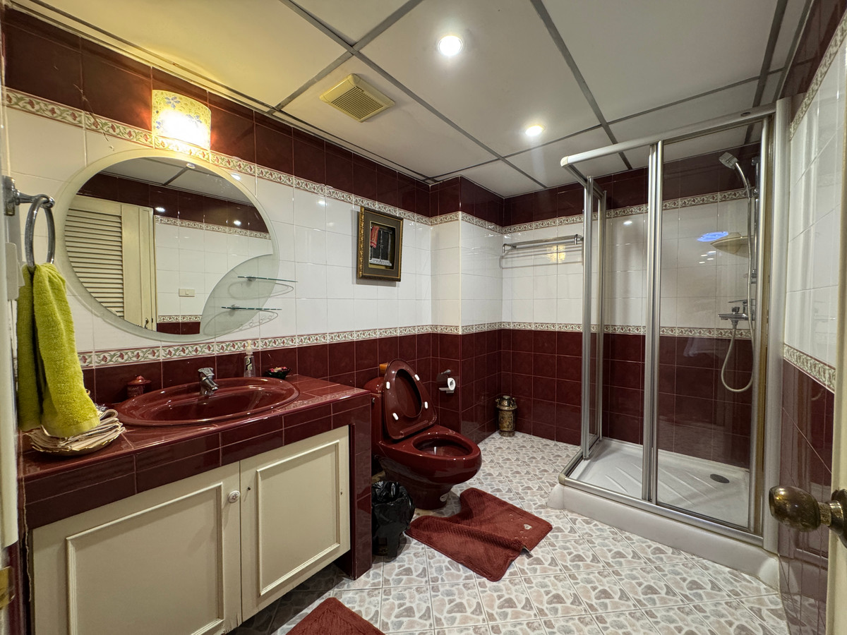 For SaleCondoSukhumvit, Asoke, Thonglor : for sale 🏙️ near bts asoke 🚆 and mrt sukhumvit 🚇 modern-designed unit ✨ fully furnished and move-in ready 🛋️ excellent connectivity 🚗💨 perfect for both own stay and rental investment 💼🏡