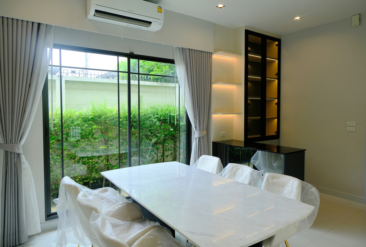 For SalePathum Thani,Rangsit, Thammasat : 95363 - HOT PRICE ! Beautiful house, new condition, zone in front of the park. Ready to decorate with built-ins throughout the house, fully furnished, ready to move in immediately.