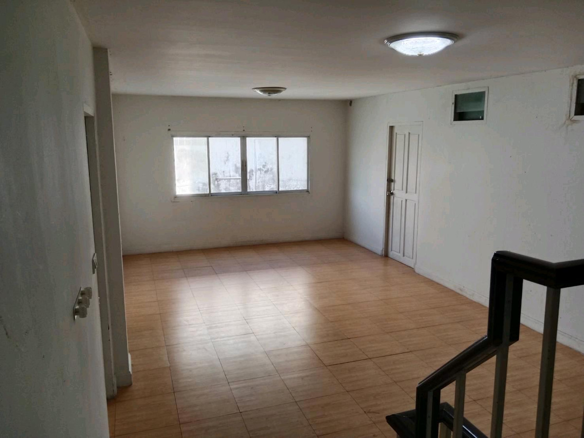 For RentShop HousePhutthamonthon, Salaya : HR3046 4-storey commercial building for rent (2 units hit through) in Salaya area, suitable for an office, trading, tutoring institute.