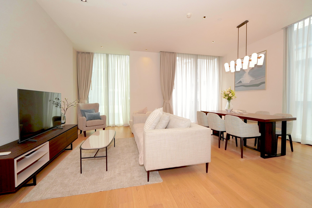 For RentCondoWitthayu, Chidlom, Langsuan, Ploenchit : Show unit for rent‼️ 90 sq.m. wide-fronted floor plan. Comfortable living.📍28 Chidlom, just 280m from BTS Chidlom.