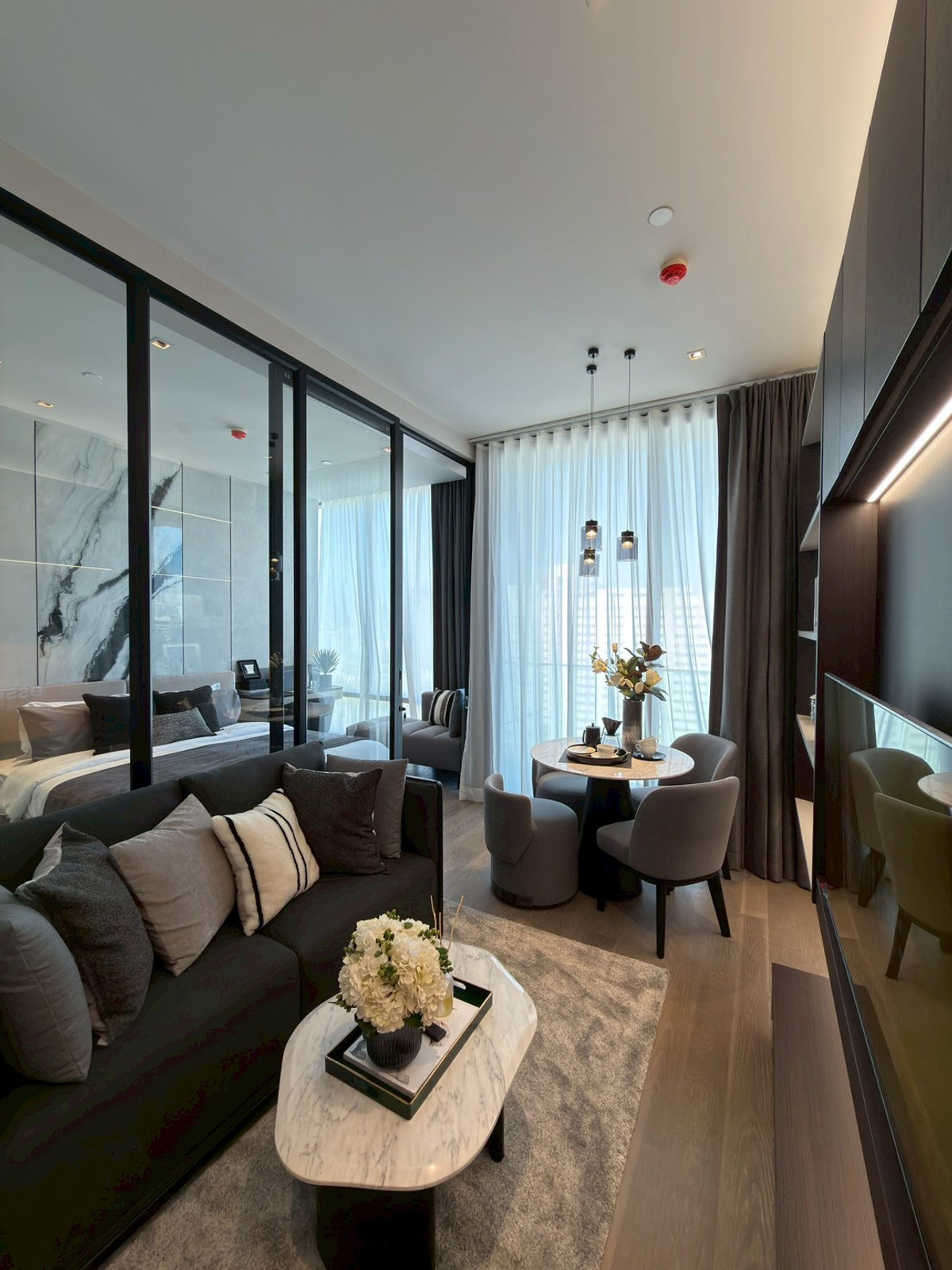 ขายคอนโดสีลม ศาลาแดง บางรัก : โปรปิดตึก Ashton silom ชั้นสูง ทิศตะวันออก แต่งครบ พร้อมเข้าอยู่ 49.58sq.m. 1bed (XL) วิวสวย พร้อมโปรเพิ่มเติม โทร 0957615782