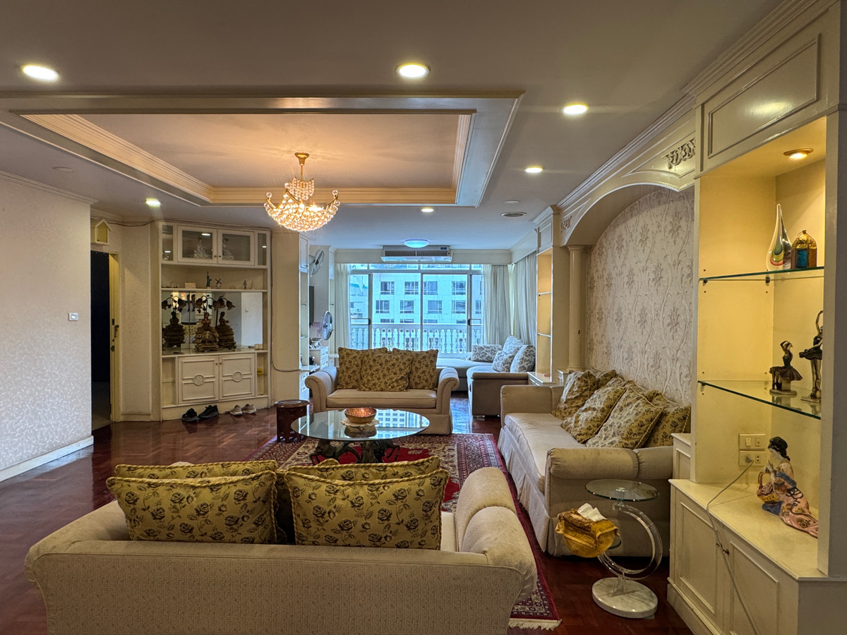 For SaleCondoSukhumvit, Asoke, Thonglor : for sale 🏙️ near bts asoke 🚆 and mrt sukhumvit 🚇 modern-designed unit ✨ fully furnished and move-in ready 🛋️ excellent connectivity 🚗💨 perfect for both own stay and rental investment 💼🏡