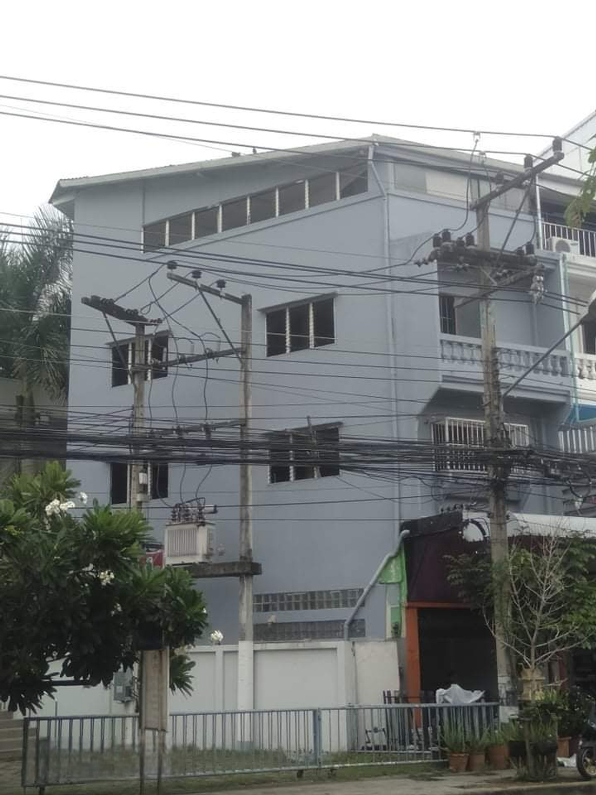 ขายอาคารพาณิชย์เชียงใหม่ : ขายอาคารพาณิชย์ 4 ชั้น ห้องหัวมุม บนถนนเจริญเมือง เชียงใหม่