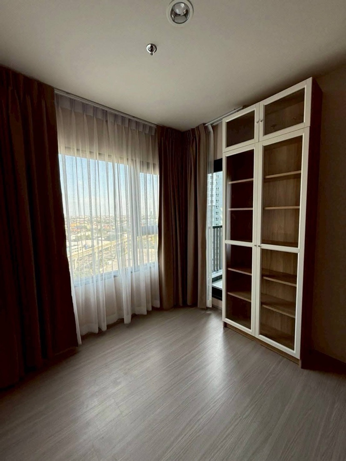 For RentCondoSamut Prakan,Samrong : Condo for rent next to BTS Aspire Erawan Prime, 17th floor, open city view, size 35 sq m, 1 large bedroom, price 15,000 baht.