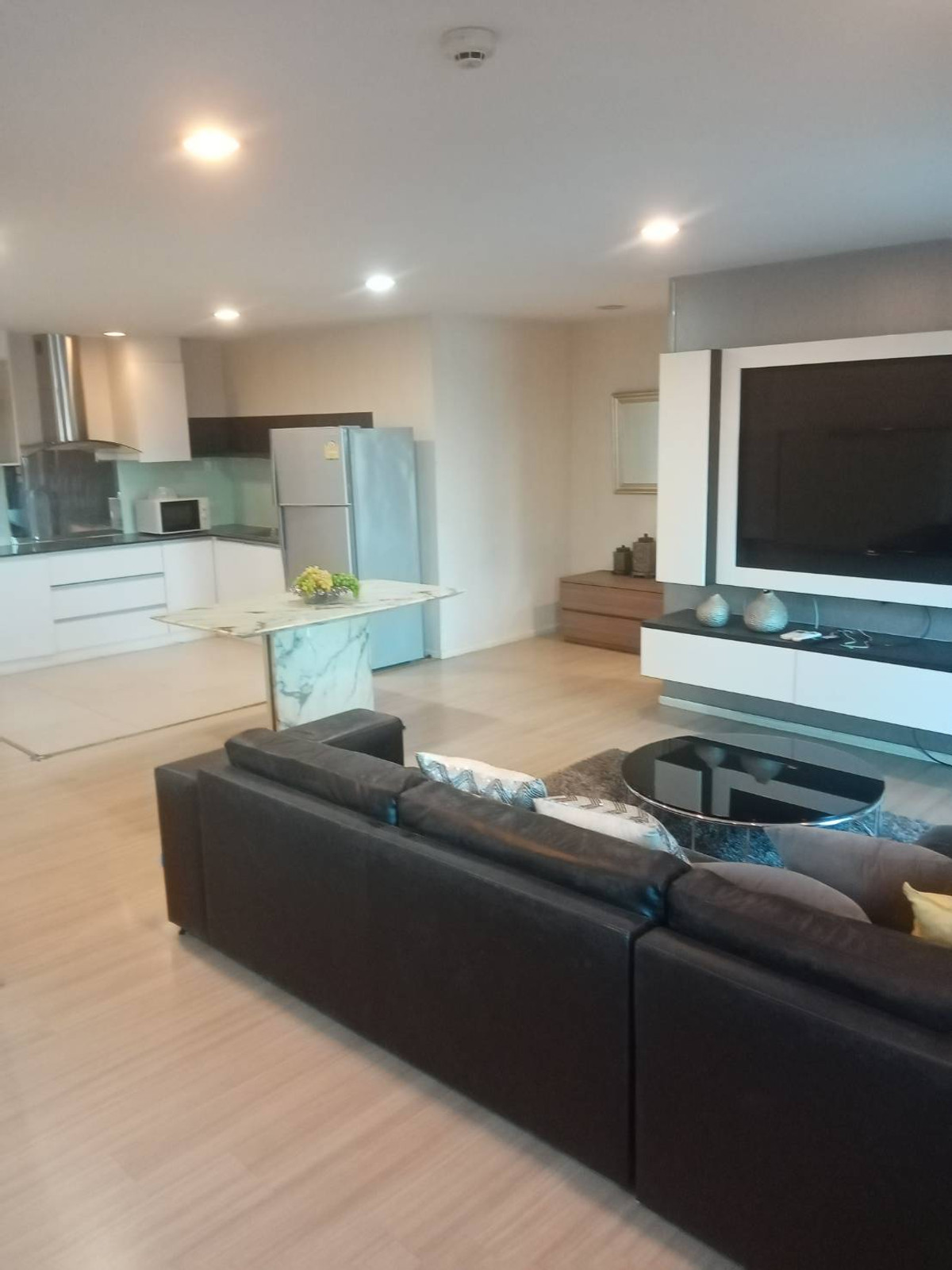 ให้เช่าคอนโดวิทยุ ชิดลม หลังสวน : Renova Residence 140 sq.m. Please add LINE ID @806qphgn o8415o5483 