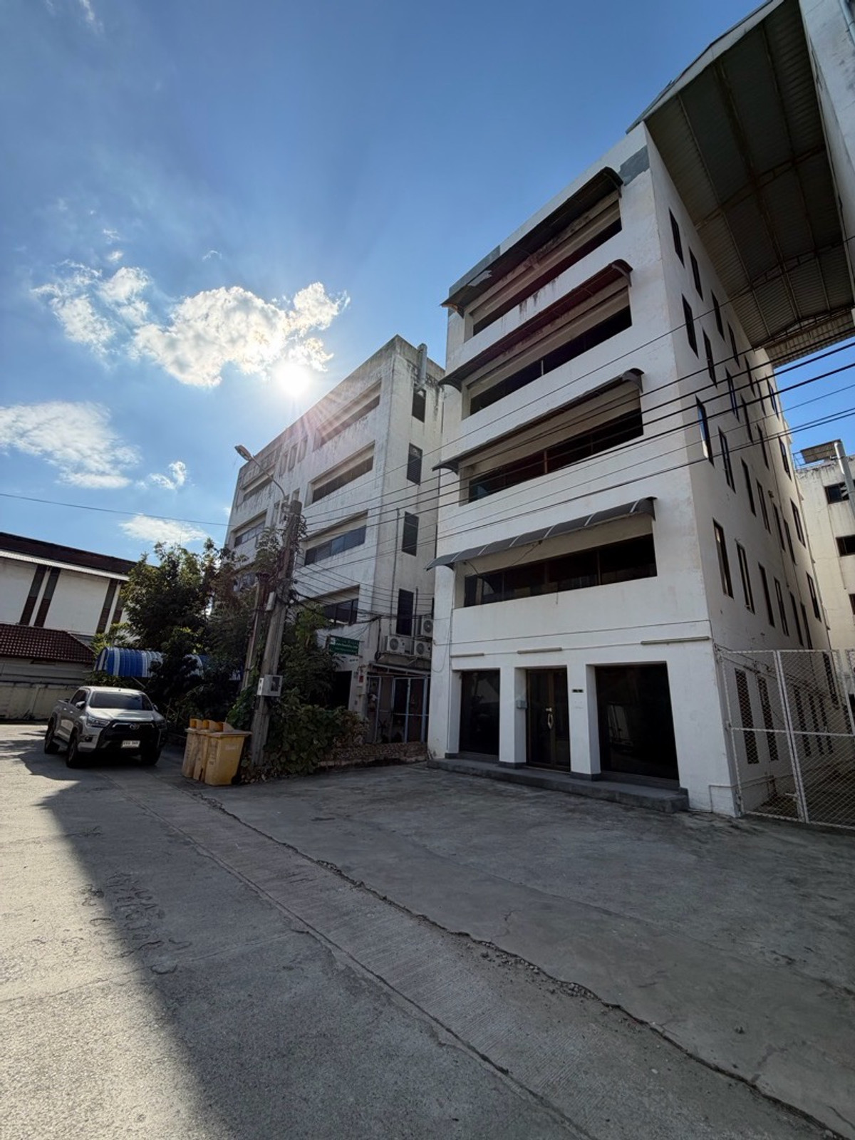 ให้เช่าโฮมออฟฟิศบางนา แบริ่ง ลาซาล : โฮมออฟฟิศ 5 ชั้น | ทำเลกิ่งแก้ว–บางนา ทิศตะวันออกเฉียงใต้ | โปรไฟล์อาคารดี | พื้นที่ใหญ่ ฟังก์ชันครบ