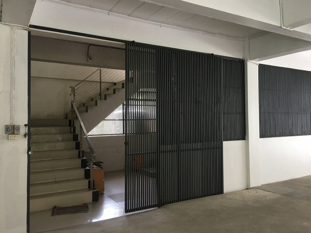 For RentOfficeBangna, Bearing, Lasalle : For rent, 5-story office with warehouse, lots of parking, located in Bangna Km. 3, good location, near industrial estates and expressway.
