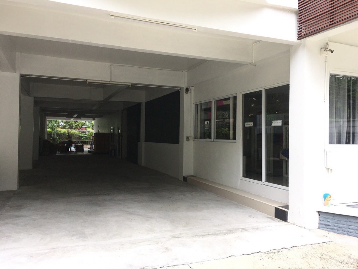 For RentOfficeBangna, Bearing, Lasalle : For rent, 5-story office with warehouse, lots of parking, located in Bangna Km. 3, good location, near industrial estates and expressway.