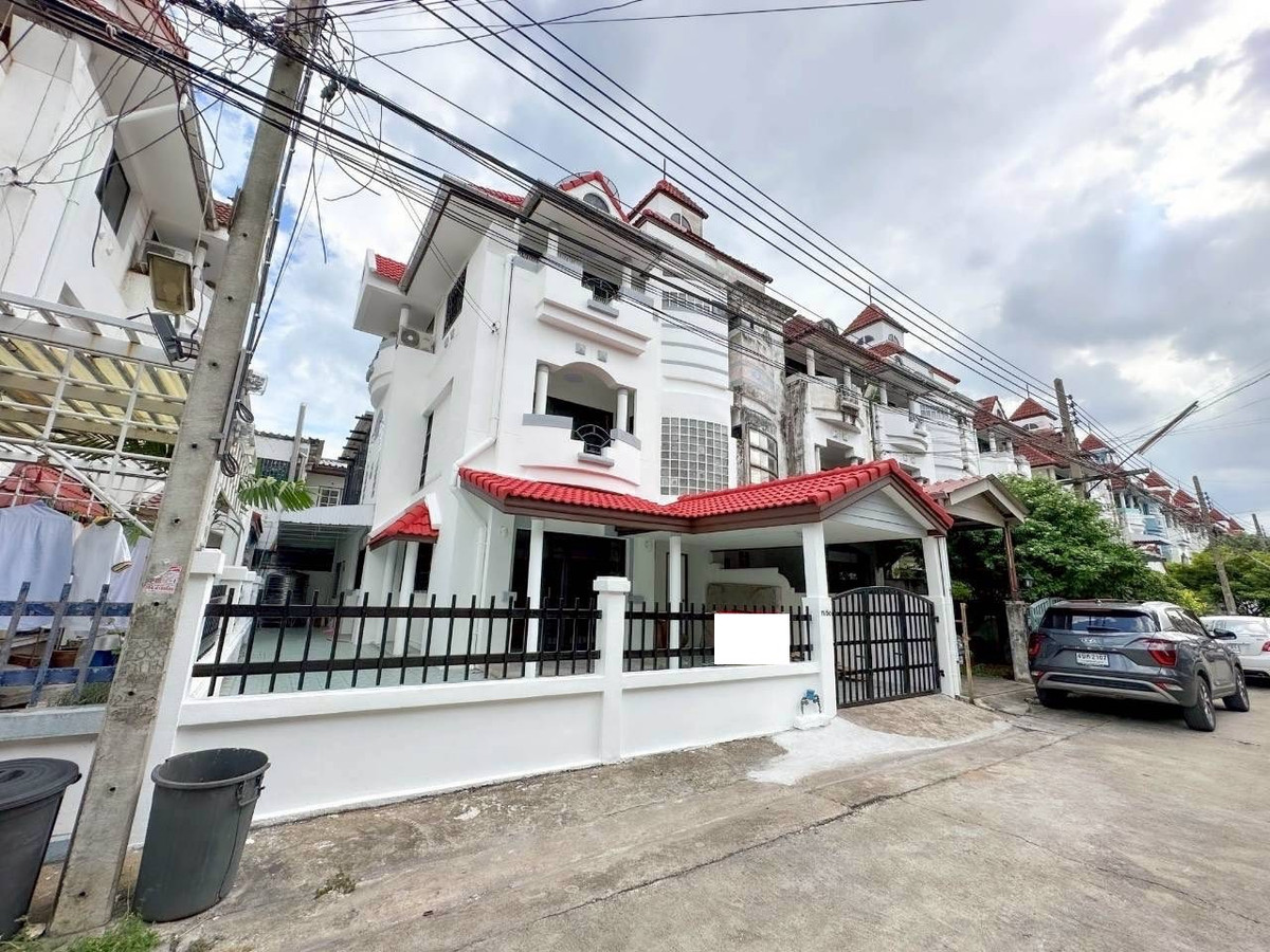For RentOnnut, Udomsuk : HR3035 4-story twin house for rent, Home Avenue Village, Soi Prawit and Friends 16, ready to move in, convenient travel.