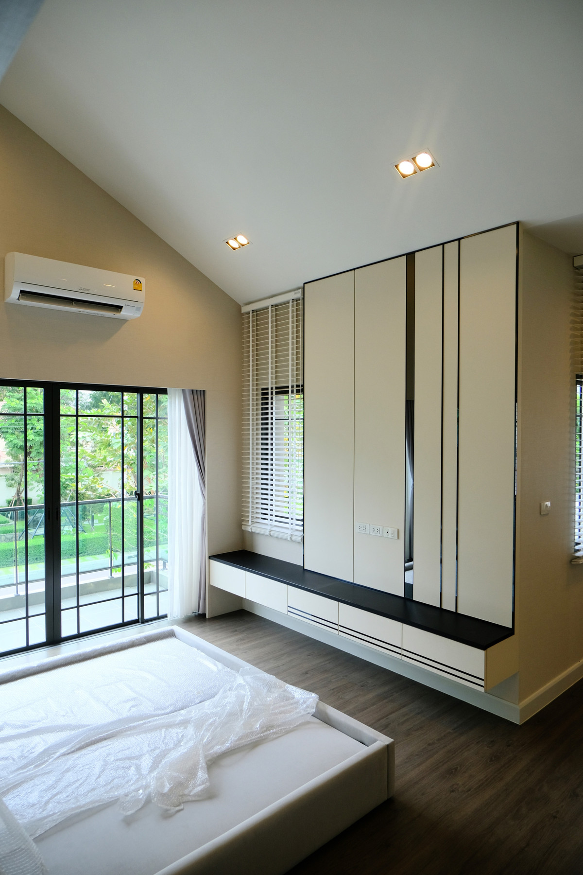 For SalePathum Thani,Rangsit, Thammasat : 95363 - HOT PRICE ! Beautiful house, new condition, zone in front of the park. Ready to decorate with built-ins throughout the house, fully furnished, ready to move in immediately.