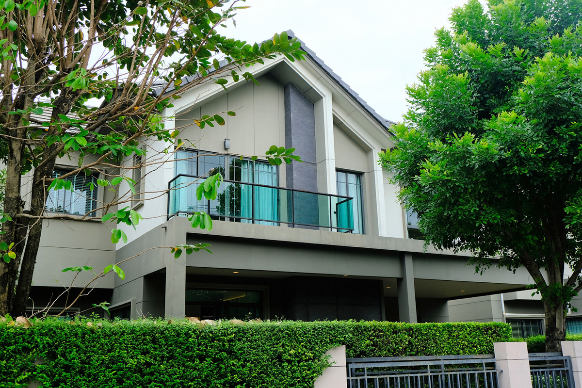 For SalePathum Thani,Rangsit, Thammasat : 95363 - HOT PRICE ! Beautiful house, new condition, zone in front of the park. Ready to decorate with built-ins throughout the house, fully furnished, ready to move in immediately.