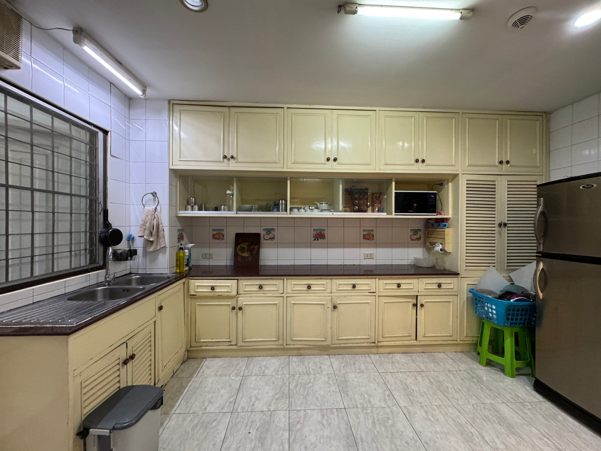 For SaleCondoSukhumvit, Asoke, Thonglor : for sale 🏙️ near bts asoke 🚆 and mrt sukhumvit 🚇 modern-designed unit ✨ fully furnished and move-in ready 🛋️ excellent connectivity 🚗💨 perfect for both own stay and rental investment 💼🏡