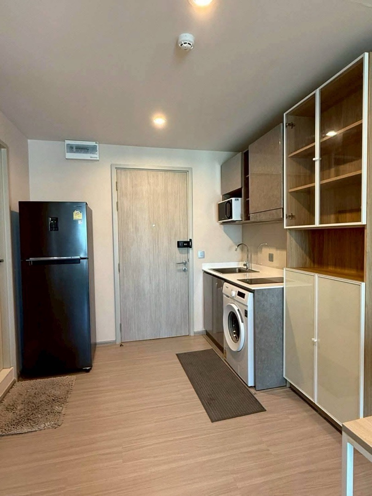 For RentCondoSamut Prakan,Samrong : Condo for rent next to BTS Aspire Erawan Prime, 17th floor, open city view, size 35 sq m, 1 large bedroom, price 15,000 baht.