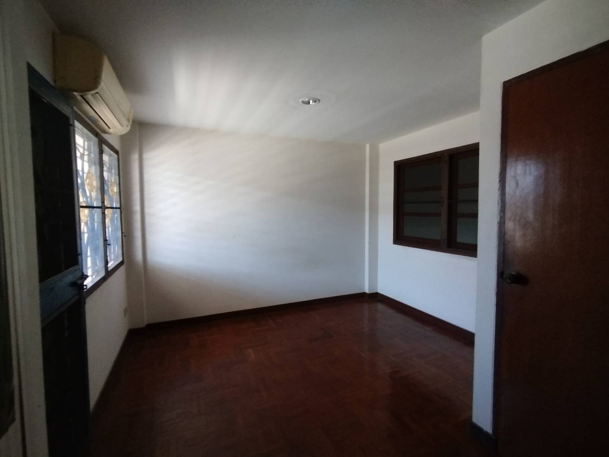 For SaleTownhomePathum Thani,Rangsit, Thammasat : Townhouse for sale Thanatcha Village, Bang Luang, Pathum Thani, 22 sq m.