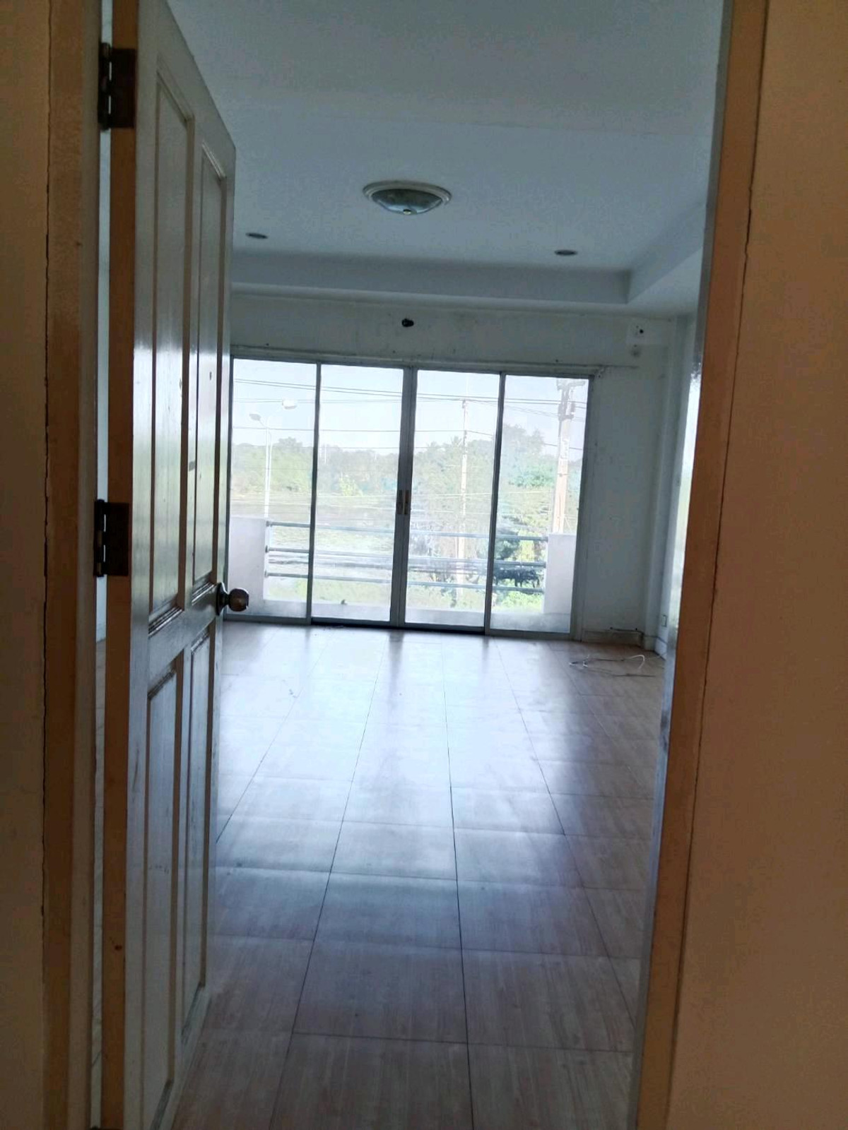 For RentShop HousePhutthamonthon, Salaya : HR3046 4-storey commercial building for rent (2 units hit through) in Salaya area, suitable for an office, trading, tutoring institute.