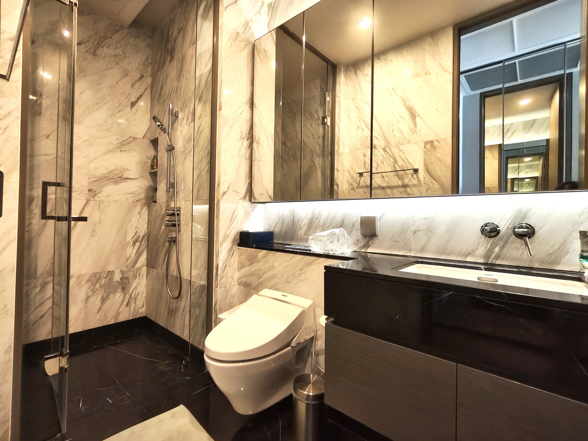 For RentCondoSilom, Saladaeng, Bangrak : Luxury 1-Bedroom Condo for Rent at Saladaeng One, Prime Location